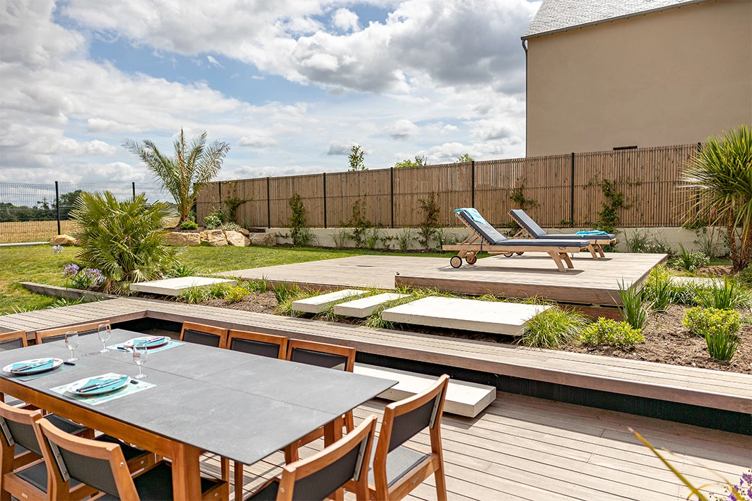 terrasse-coulissante-piscine-jardin Terrasse mobile piscine installée dans un jardin