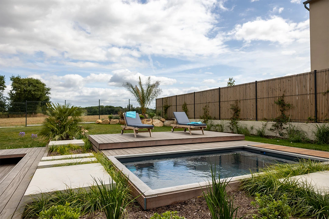 terrasse-coulissante-piscine-jardin Terrasse mobile piscine installée dans un jardin