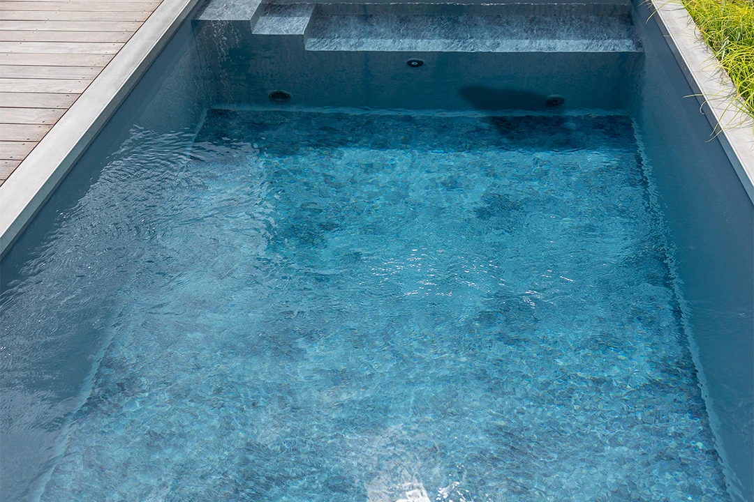 terrasse-coulissante-piscine-jardin Terrasse mobile piscine installée dans un jardin