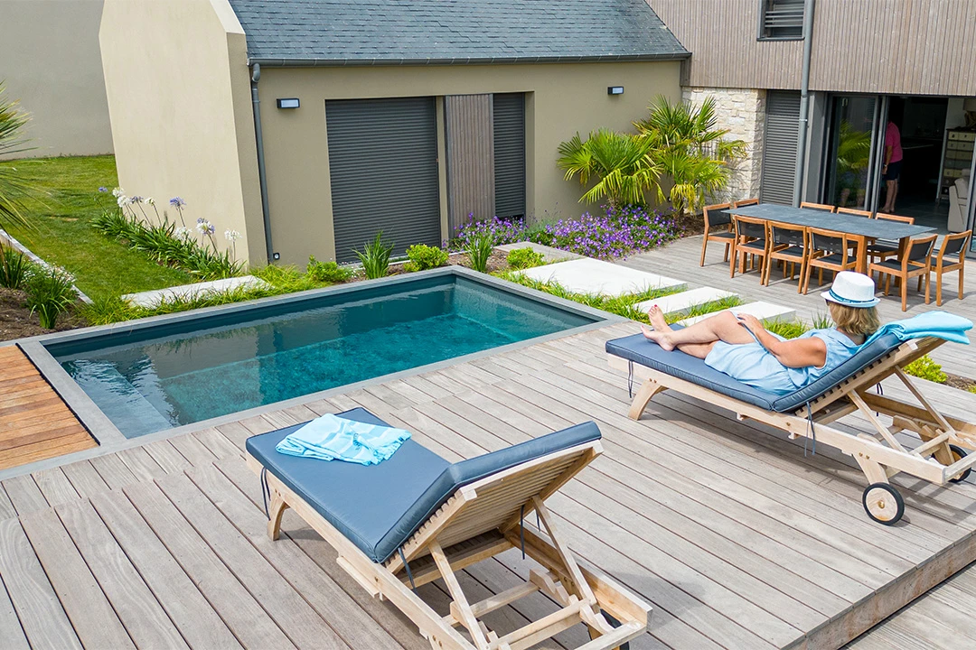 terrasse-coulissante-piscine-jardin Terrasse mobile piscine installée dans un jardin
