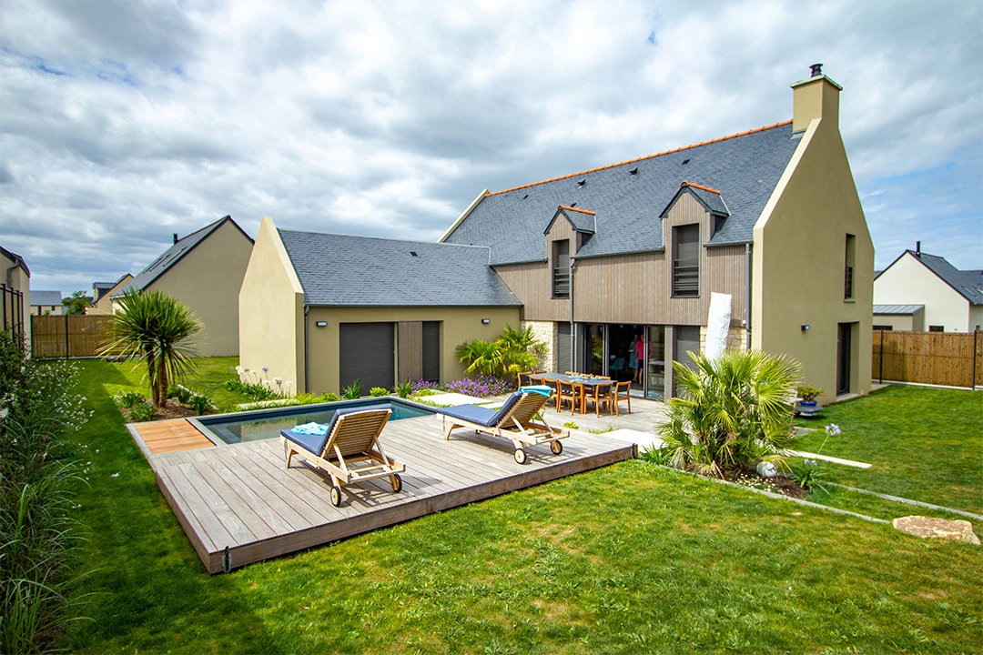 terrasse-coulissante-piscine-jardin Terrasse mobile piscine installée dans un jardin