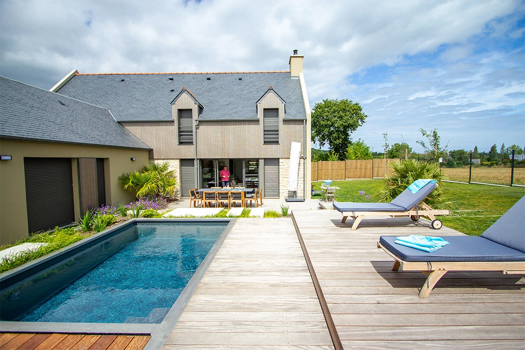 terrasse-coulissante-piscine-jardin Terrasse mobile piscine installée dans un jardin