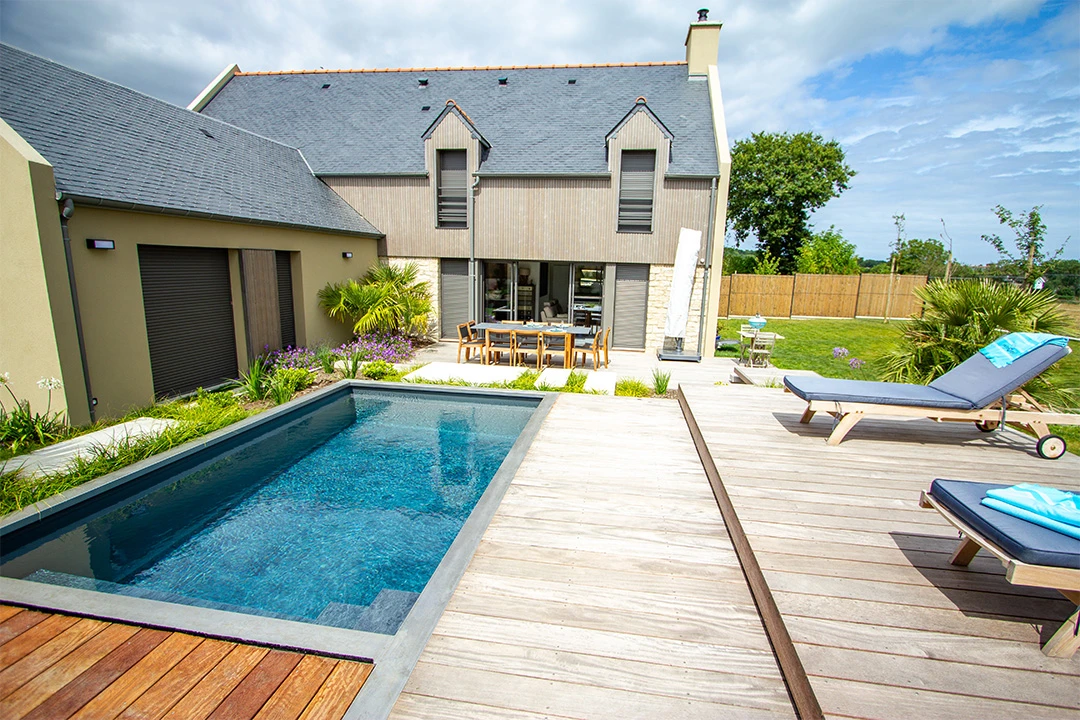 terrasse-coulissante-piscine-jardin Terrasse mobile piscine installée dans un jardin