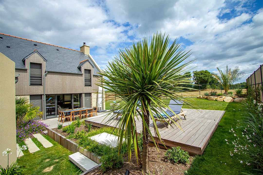 terrasse-coulissante-piscine-jardin Terrasse mobile piscine installée dans un jardin