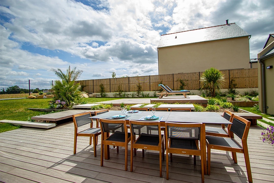 terrasse-coulissante-piscine-jardin Terrasse mobile piscine installée dans un jardin