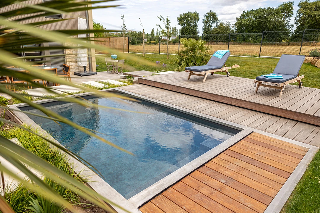 terrasse-coulissante-piscine-jardin Terrasse mobile piscine installée dans un jardin