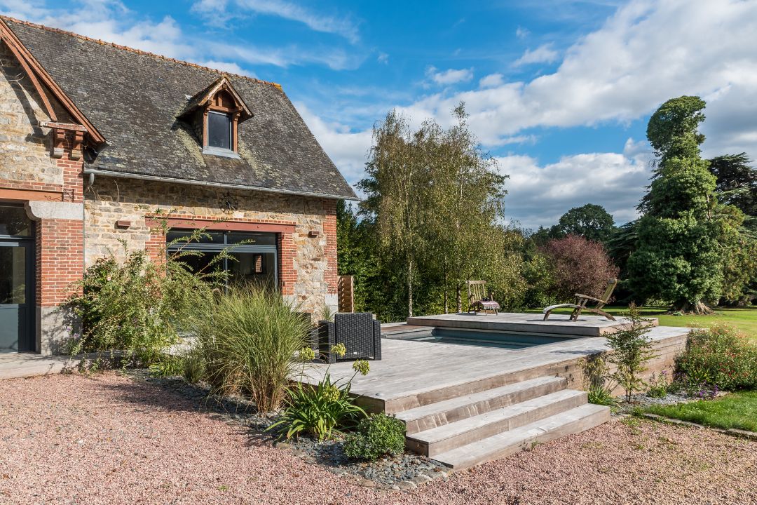 Couloir-de-nage-sportif Terrasse mobile piscine installée dans un jardin