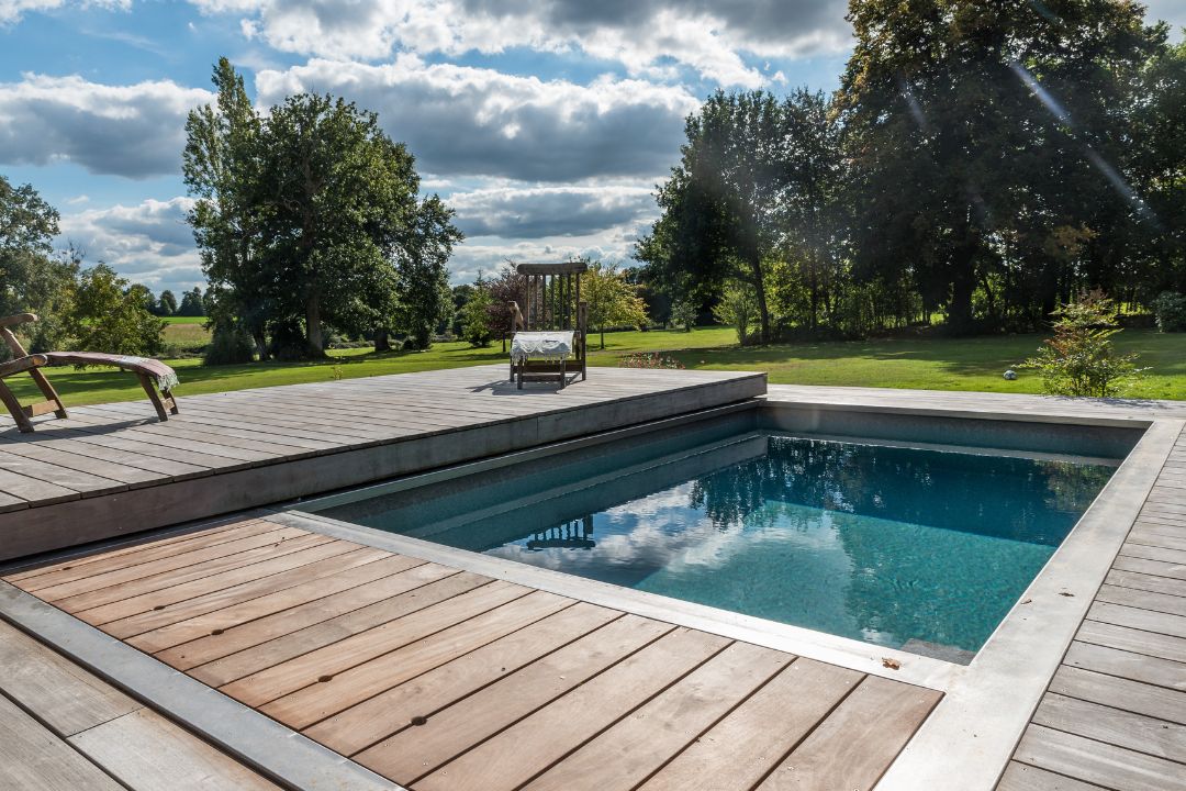 couloir-de-nage-compact Terrasse mobile piscine installée dans un jardin
