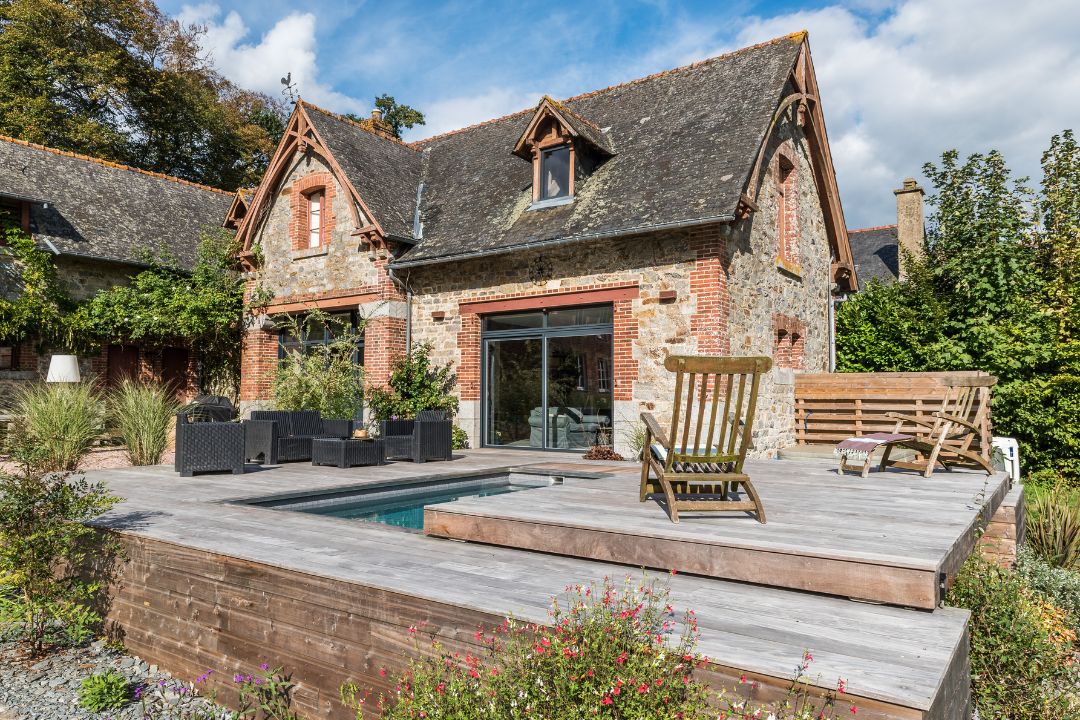 couloir-de-nage-design Terrasse mobile piscine installée dans un jardin