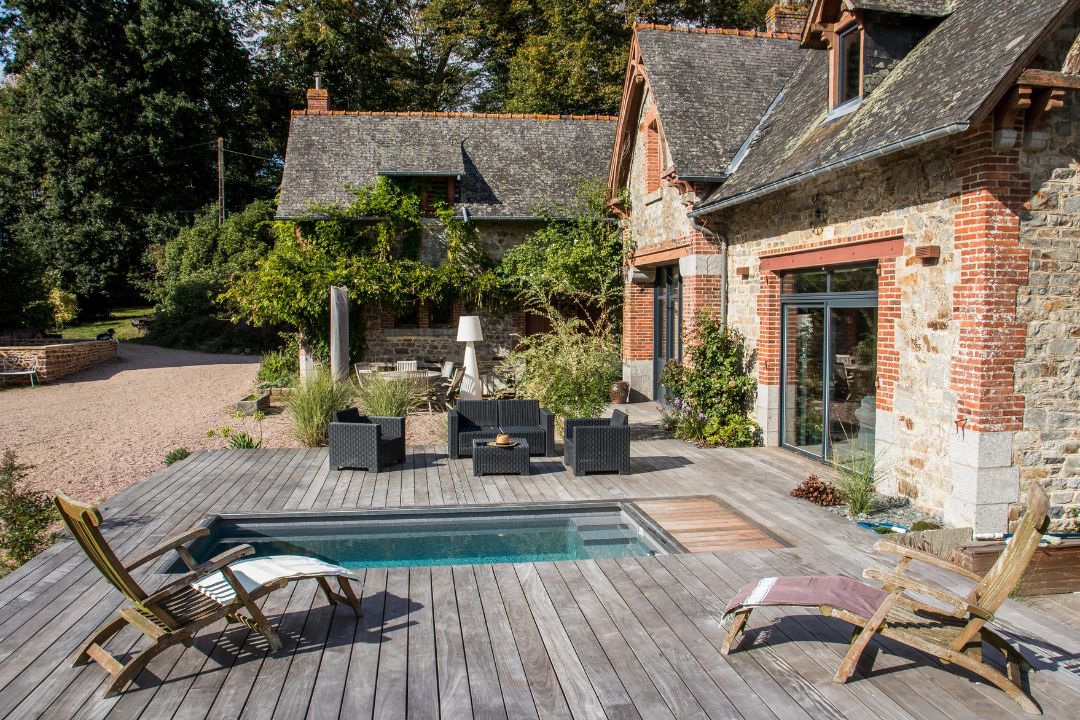 couloir-de-nage-exemple Terrasse mobile piscine installée dans un jardin