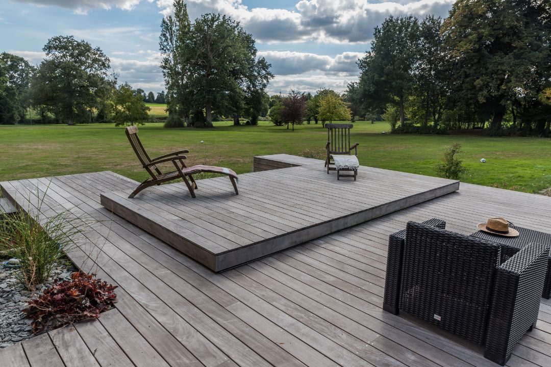 couloir-de-nage-exterieur Terrasse mobile piscine installée dans un jardin