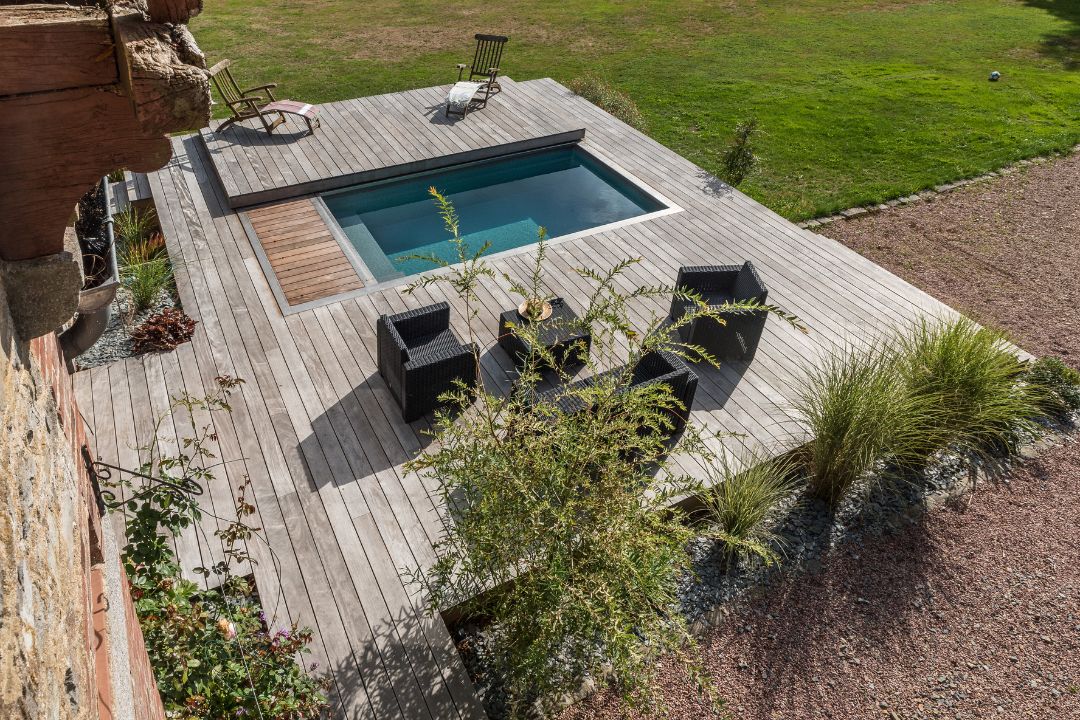 couloir-de-nage-familial Terrasse mobile piscine installée dans un jardin