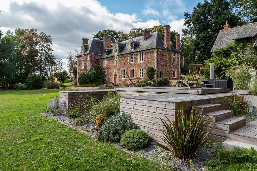 couloir-de-nage-jardin Terrasse mobile piscine installée dans un jardin