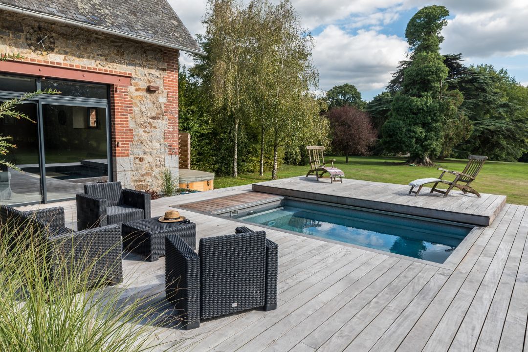 couloir-de-nage-longueur Terrasse mobile piscine installée dans un jardin