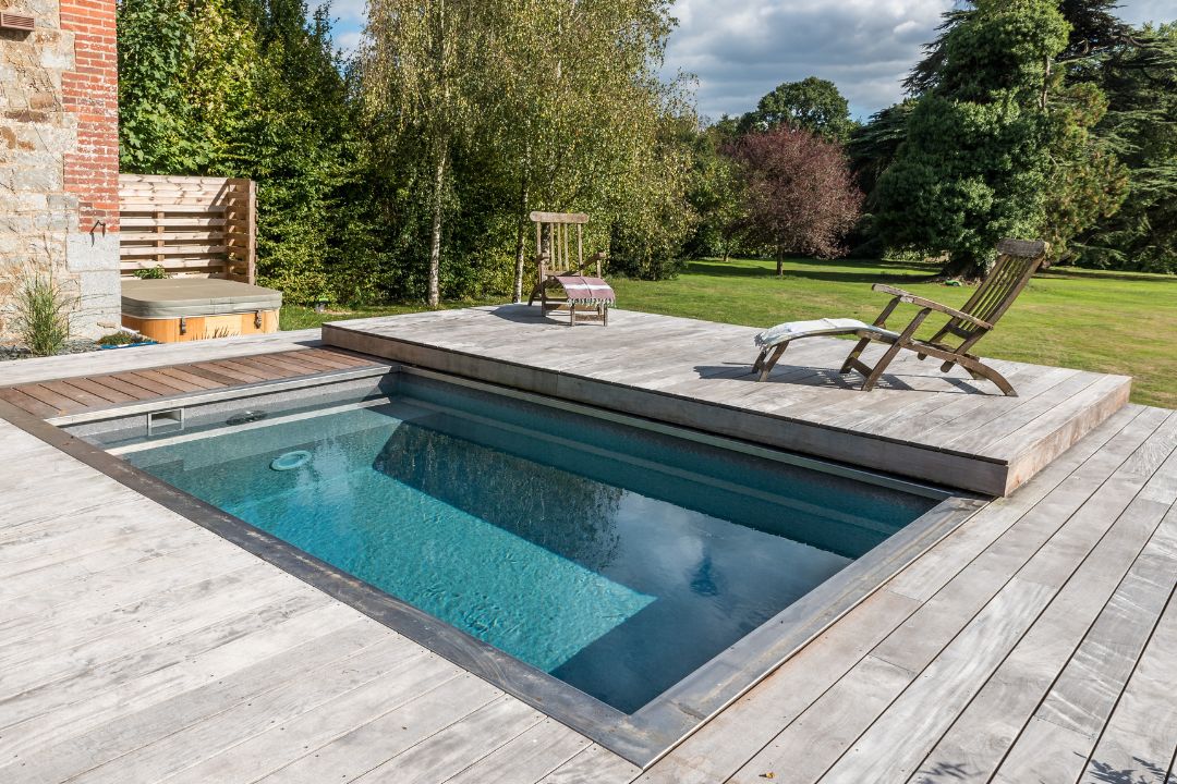 couloir-de-nage-maison Terrasse mobile piscine installée dans un jardin