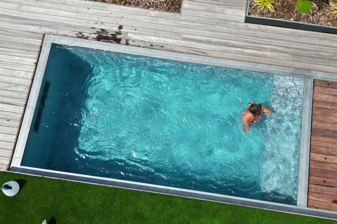 petite-piscine-creusee-bois Terrasse mobile piscine installée dans un jardin