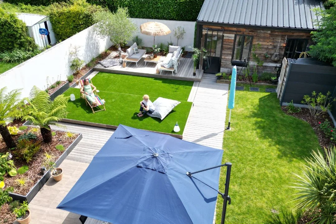 petite-piscine-creusee-compacte Terrasse mobile piscine installée dans un jardin