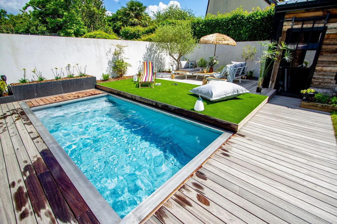 petite-piscine-creusee-design Terrasse mobile piscine installée dans un jardin