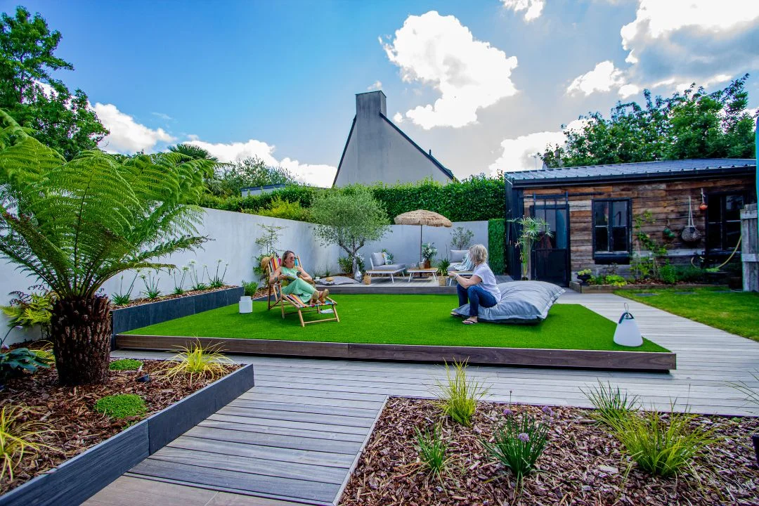 petite-piscine-creusee-exemple Terrasse mobile piscine installée dans un jardin