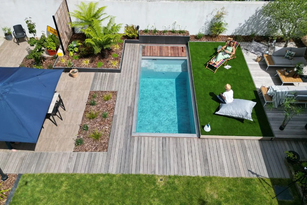 petite-piscine-creusee-exterieure Terrasse mobile piscine installée dans un jardin
