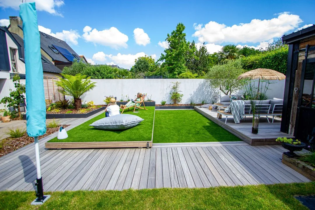 petite-piscine-creusee-familiale Terrasse mobile piscine installée dans un jardin
