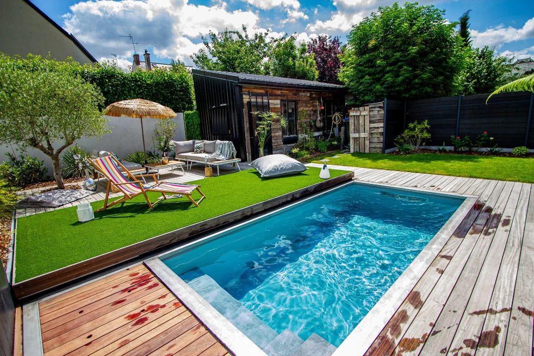 petite-piscine-creusee-jardin Terrasse mobile piscine installée dans un jardin