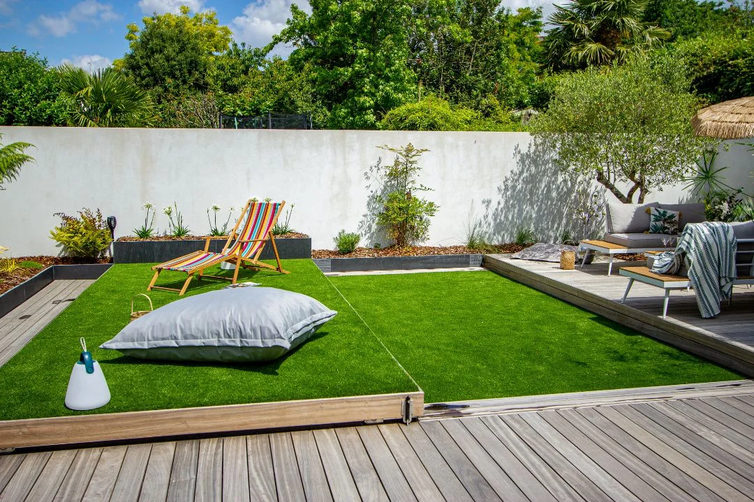petite-piscine-creusee-maison Terrasse mobile piscine installée dans un jardin