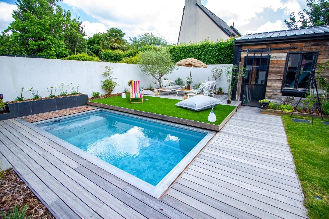 petite-piscine-creusee-urbaine Terrasse mobile piscine installée dans un jardin