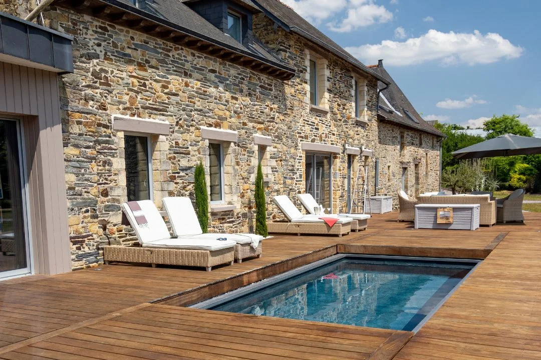 Terrasse mobile piscine installée dans un jardin