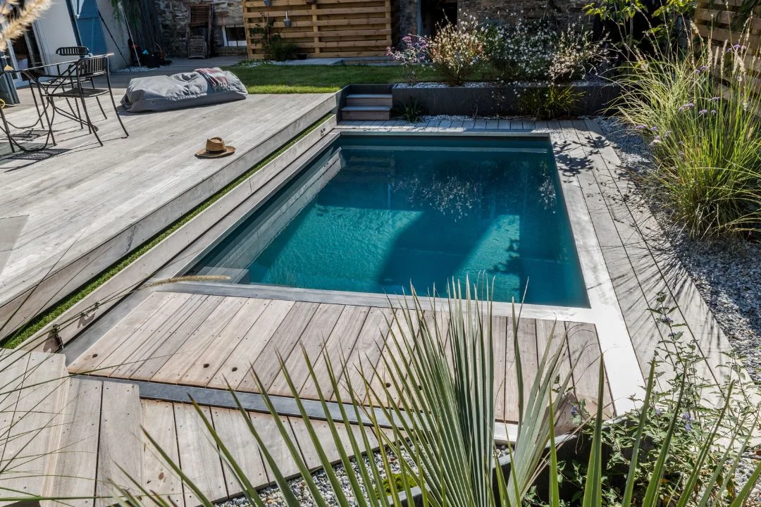 piscine-10m2-bois Terrasse mobile piscine installée dans un jardin