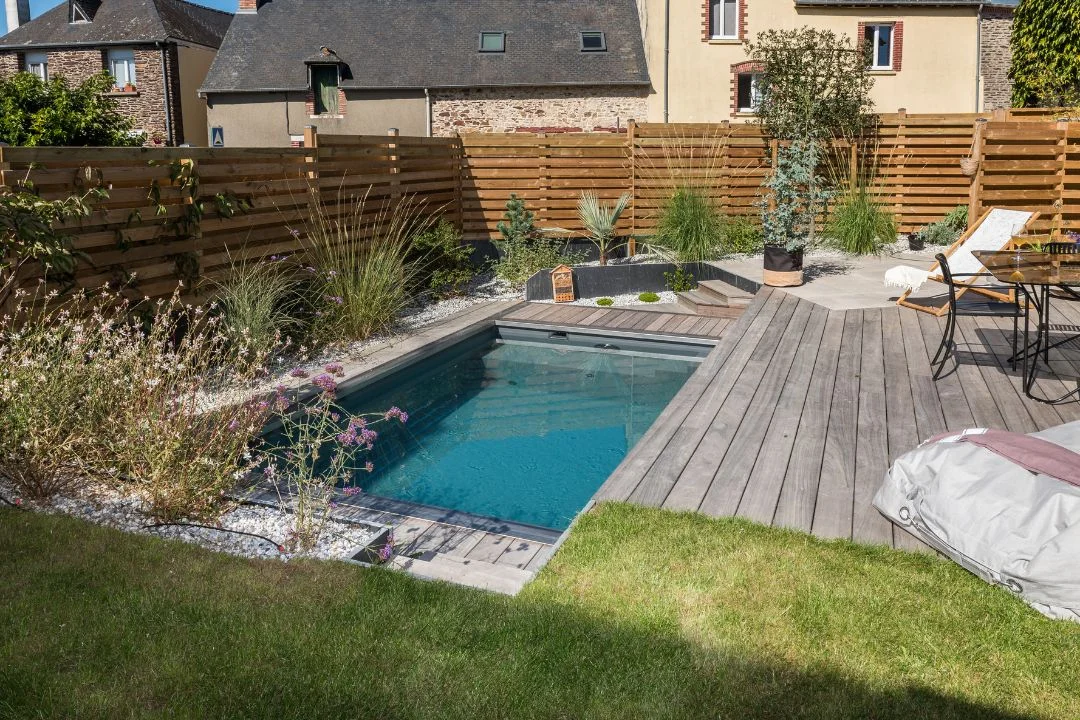 piscine-10m2-compacte Terrasse mobile piscine installée dans un jardin