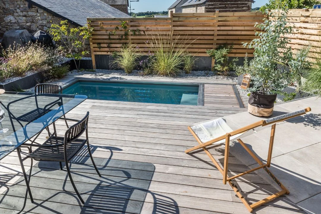 piscine-10m2-design Terrasse mobile piscine installée dans un jardin