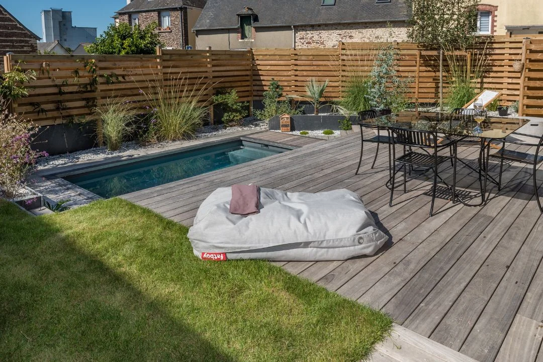 piscine-10m2-exemple Terrasse mobile piscine installée dans un jardin