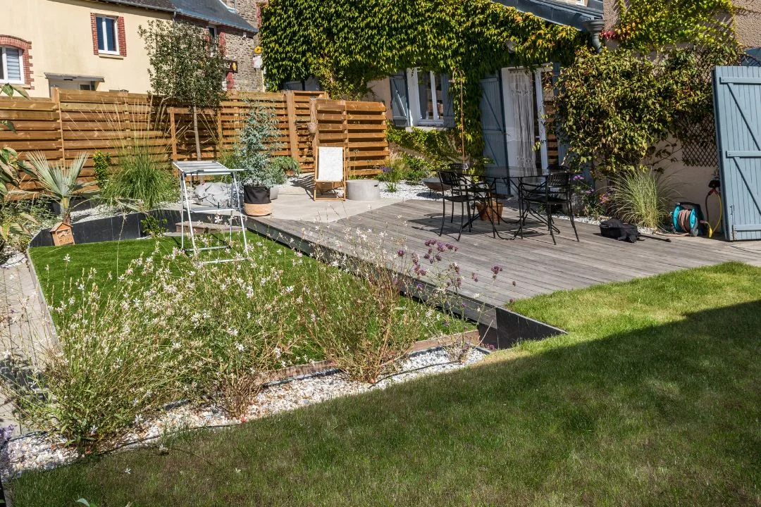 piscine-10m2-exterieure Terrasse mobile piscine installée dans un jardin