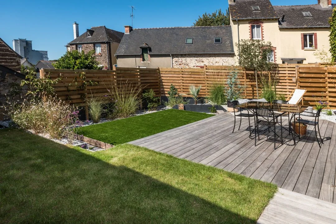 piscine-10m2-familiale Terrasse mobile piscine installée dans un jardin