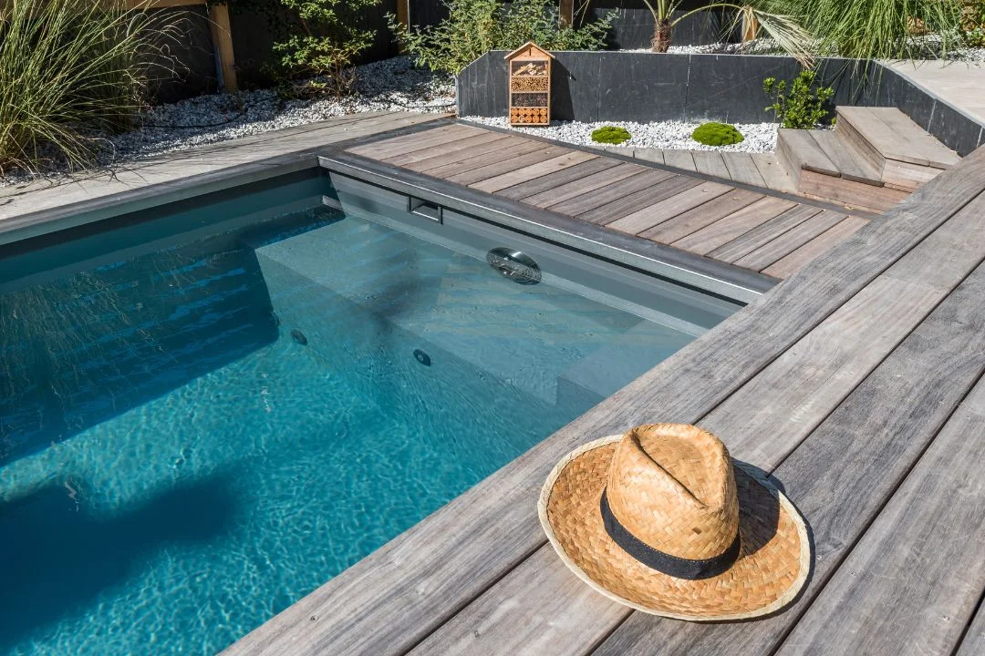 piscine-10m2-jardin Terrasse mobile piscine installée dans un jardin