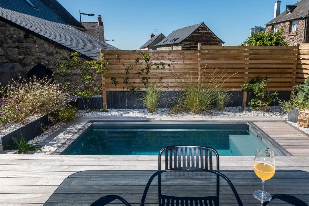 piscine-10m2-urbaine Terrasse mobile piscine installée dans un jardin