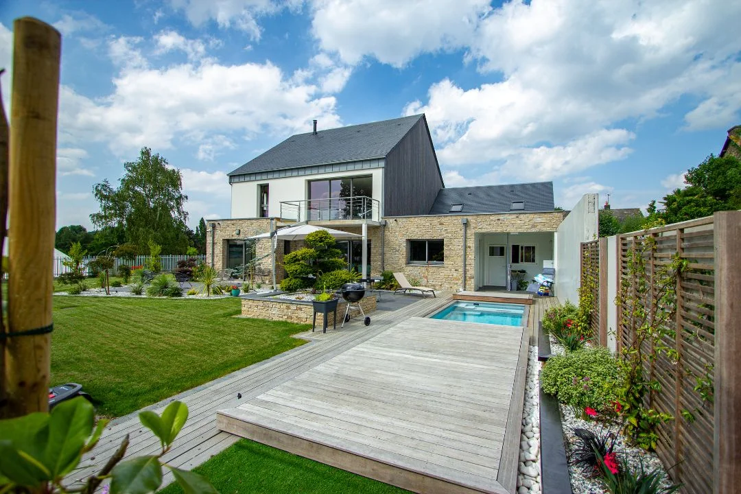 piscine-10m2-exemple Terrasse mobile piscine au design moderne