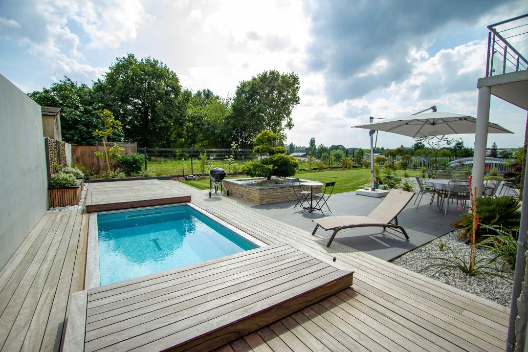 piscine-10m2-exterieure Terrasse mobile piscine au design moderne